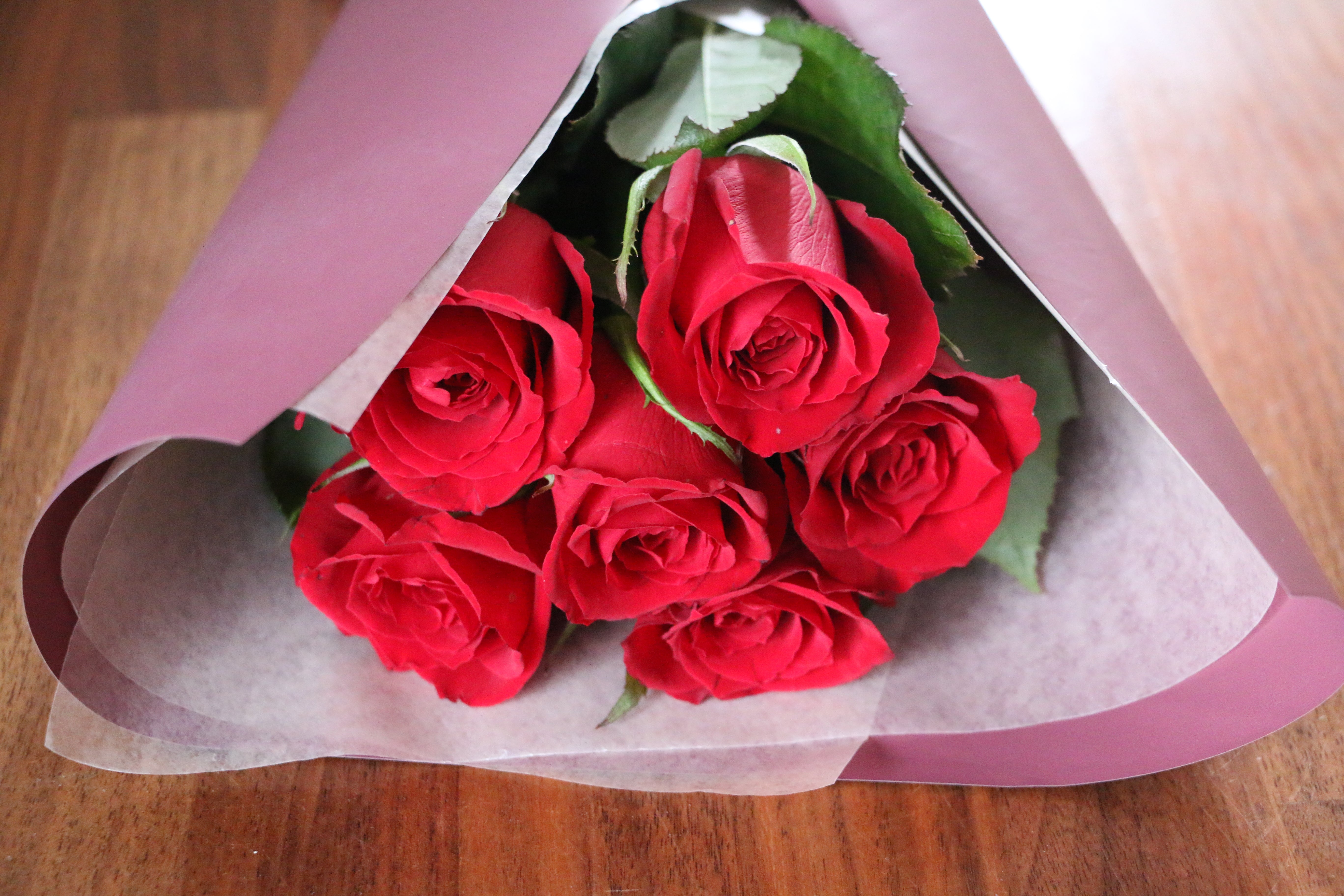 ハンドメイド：薔薇の花束【現品】1580円 6本のバラの花束-あなたに夢中です – 花・花束の通販サイト｜HanaTaku